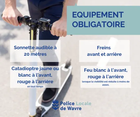 Une personne en trottinette