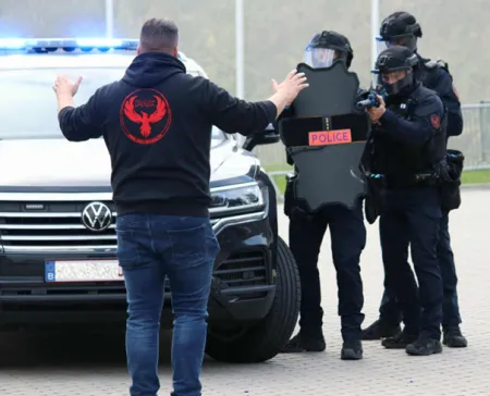 démonstration d'arrestation de la patrouille anti-criminalité