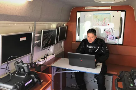 Intérieur du véhicule de commandement mobile
