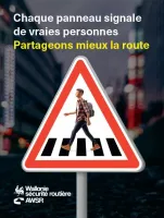 panneau routier triangulaire avec piéton 