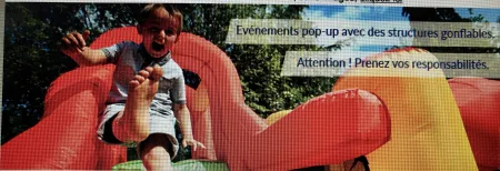 Image d'un enfant sur un toboggan 