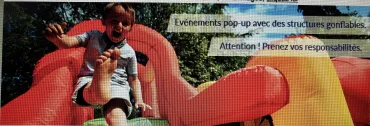 Image d'un enfant sur un toboggan 