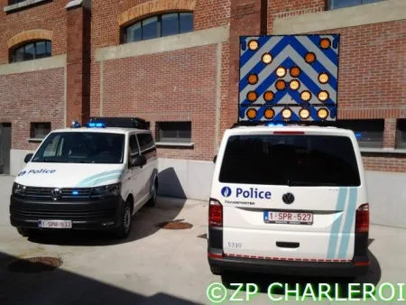 VUE DE DEUX COMBIS DE POLICE
