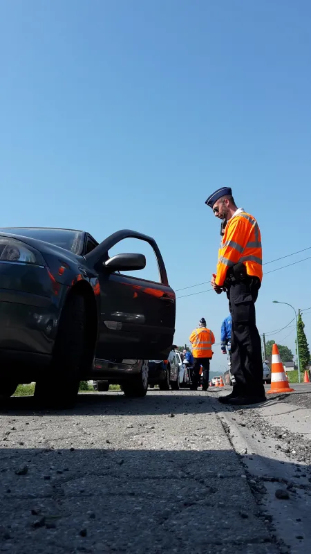 policier et véhicule