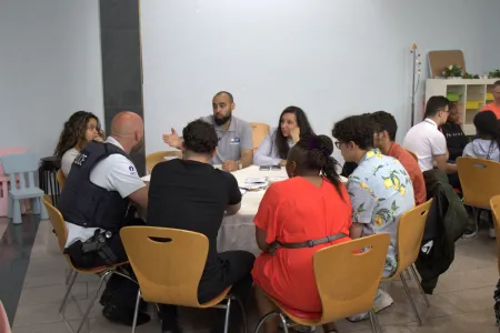 table avec civils et policiers