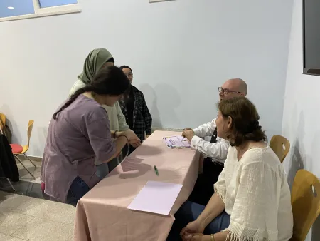 remise de diplômes à des enfants