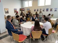 table avec civils et policiers