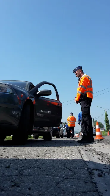 policier et véhicule