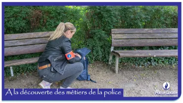 policière en civil et accroupie qui fouille un sac à dos