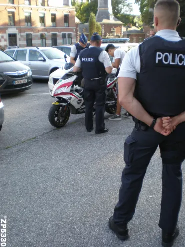 contrôle policier d'un cyclomoteur