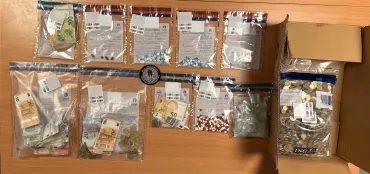sacs de saisie avec argent et drogues