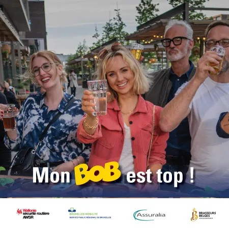4 personnes buvant un verre, 3 avec de l'alcool et 1 avec de l'eau