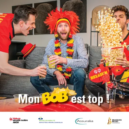 2 personnes buvant un verre, 1 avec de l'alcool et 1 avec de l'eau