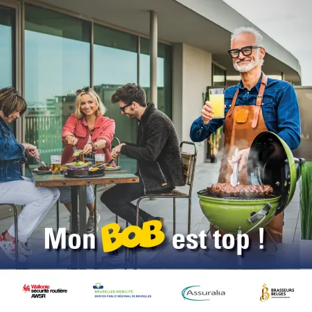 4 personnes autour d'un barbecue buvant un verre, 3 avec de l'alcool et une avec de l'eau