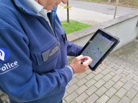 Policier avec tablette en main