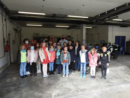 Photo de groupe des enfants dans le garage