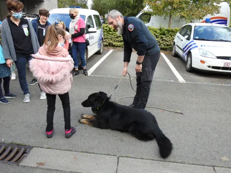 Maitre-chien qui présente un chien de police aux enfants