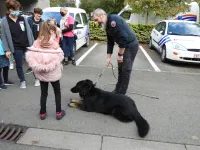 Maitre-chien qui présente un chien de police aux enfants