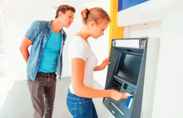 Laat u niet afleiden op het ogenblik dat u uw bankcode invoert.
