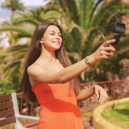 vrouw neemt selfie 