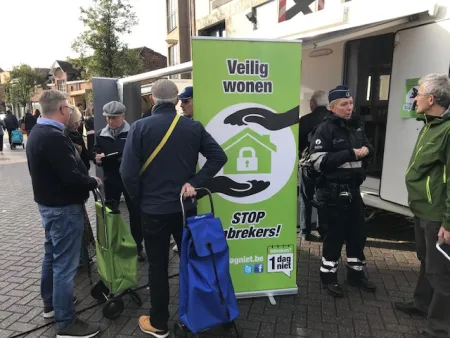 pop-upkraam op wekelijkse markt, inspecteurs spreken met burgers