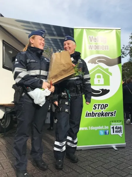 2 inspecteurs met bos bloemen