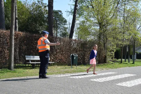 Agent laat kind oversteken