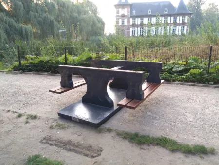 omgekeerde bank door vandalen in het Gemeentepark.