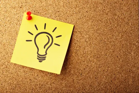post-it van een lamp aan een kurkwand