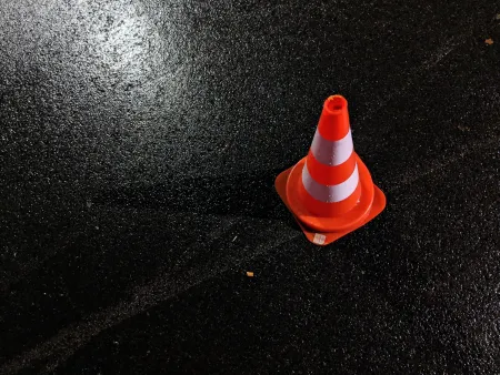verkeerskegel op donker wegdek