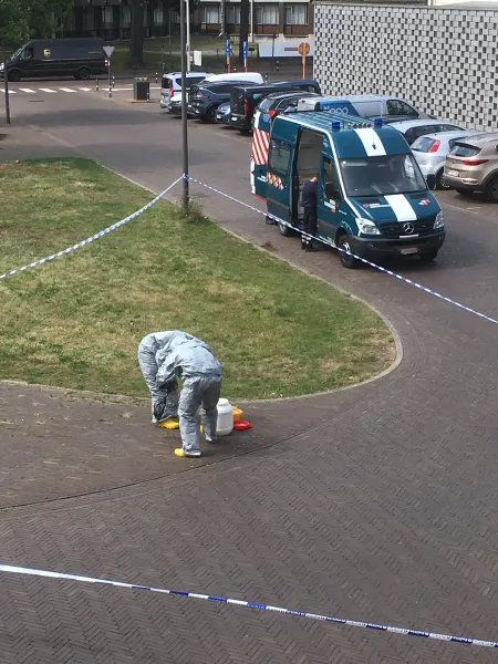 civiele bescherming bekijkt verdacht pakje