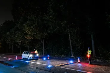 auto rijdt in politiecontrole