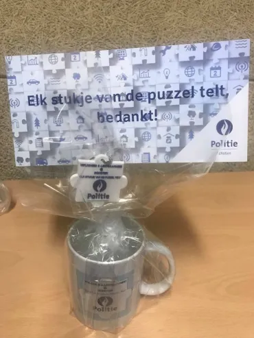 bedankingskaart en koffiemok van lp schoten