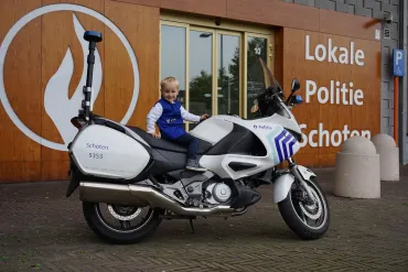 Kind op de motor