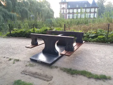 omgekeerde bank door vandalen in het Gemeentepark.