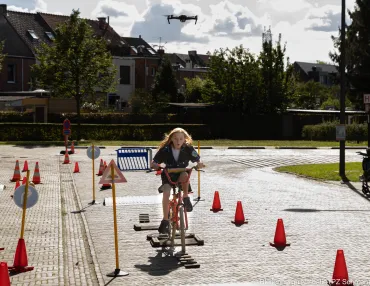meisje op fiets
