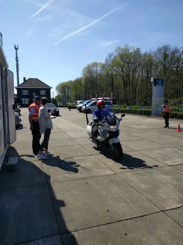 Afbeelding van motorrijder tijdens controleactie