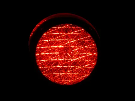 Rood licht van een verkeersarmatuur
