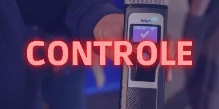 Hand politieman met ademtoestel