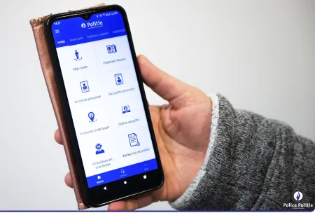 Hand met gsm toont MyPolice Belgium app