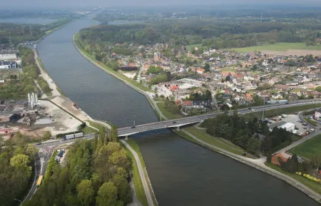 Luchtbeeld brug over Albertkanaal in Massenhoven