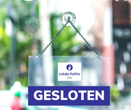 Glazen deur met bordje 'Gesloten'