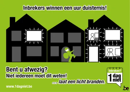 Postkaart met 3 huizen. In 2 huizen brandt licht, in het derde breekt iemand in.