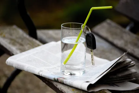 Autosleutel aan glas water