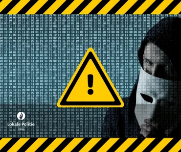 Verdachte persoon met zwarte hoodie. Hij neemt net een wit masker af.