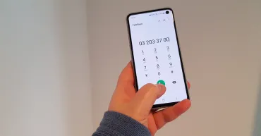 Hand met gsm toont nieuw nummer