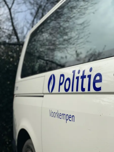 Een politiecombi van politiezone Voorkempen staat geparkeerd