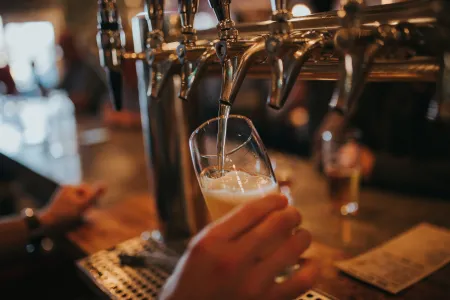 Een pint wordt getapt in een café