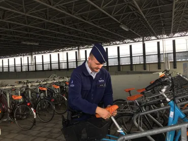 Uitdelen zadehoezen