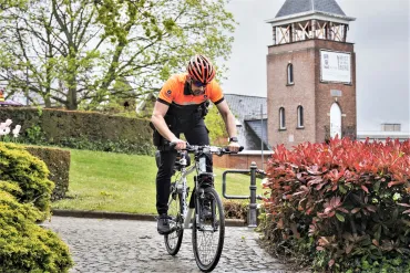 Wijkagent op fiets